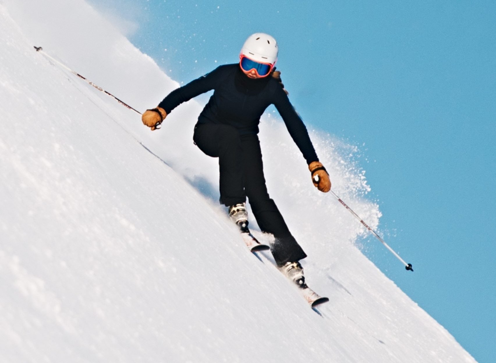In veel wintersportlanden is het bezit en soms ook het gebruik van sneeuwkettingen verplicht. Lap je de regels aan je laars, dan loop je niet alleen een groot veiligheidsrisico, maar riskeer je ook een forse boete.