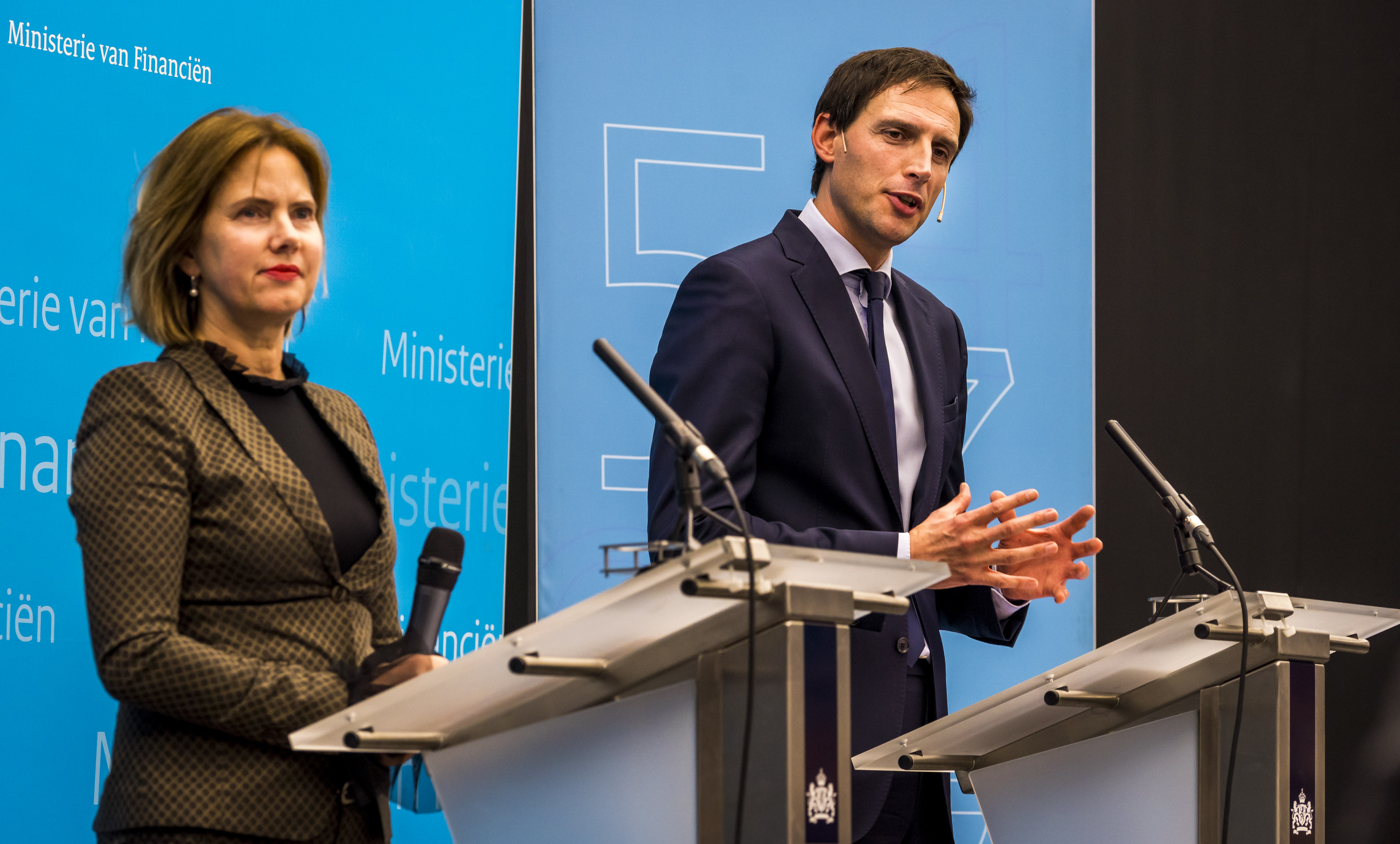 Minister Wopke Hoekstra van Financiën en Cora van Nieuwenhuizen van Verkeer staan de pers te woord over het belang dat de Nederlandse Staat heeft genomen in de holding Air France-KLM.