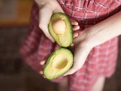 Een eetrijpe avocado kost bij de goedkoopste supermarkten een euro