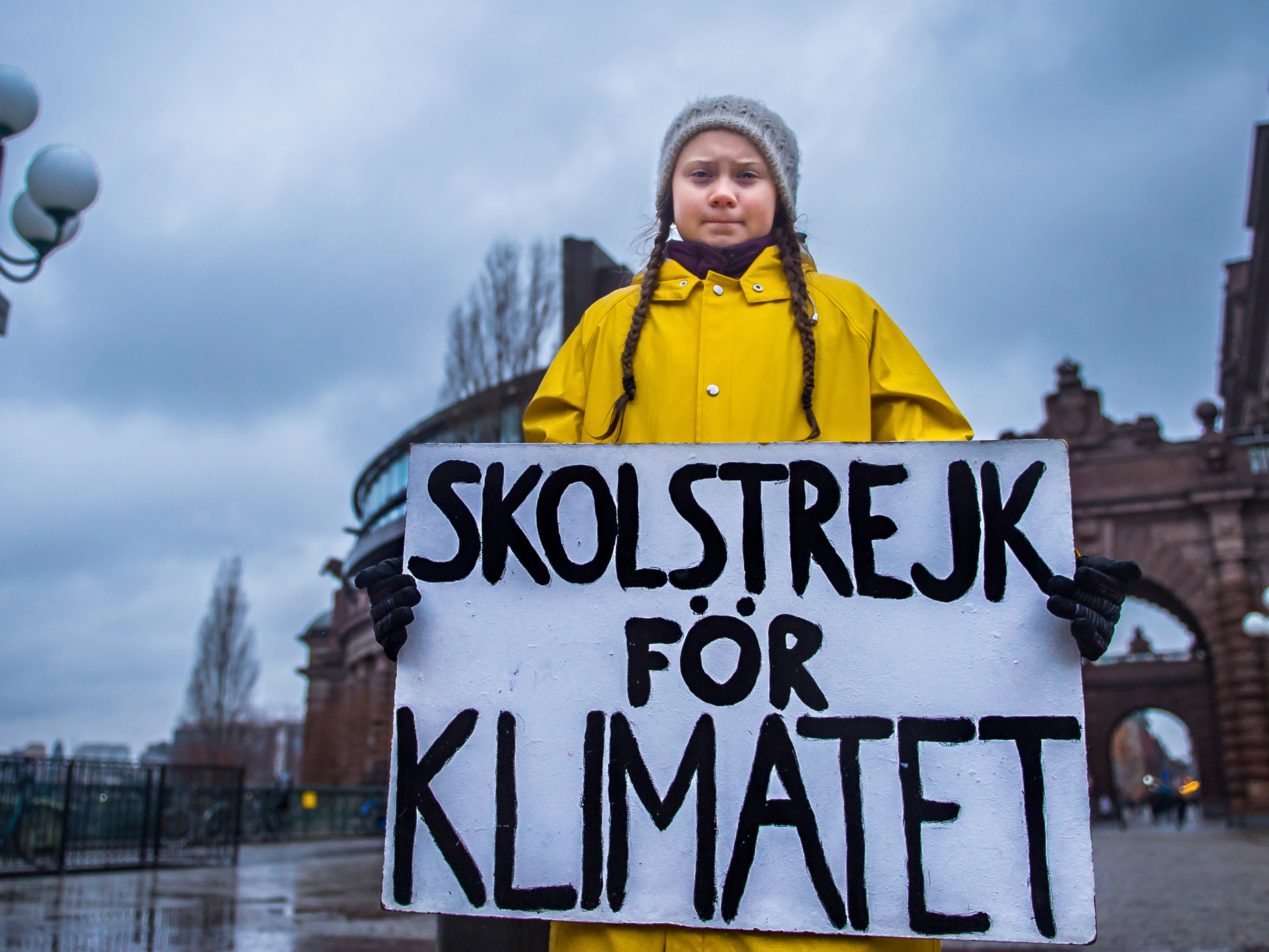 Greta Thunberg voert al jaren actie voor het klimaat met dit bord. Foto: EPA/Hanna Franzen