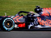 Max Verstappen bestuurt de nieuwe Red Bull Racing RB15 op het circuit van Silverstone