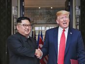 Kim Jong-un en Donald Trump schudden elkaar de hand in Singapore