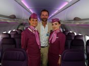 Skuli Mogensen, CEO van WOW air, met twee stewardessen.