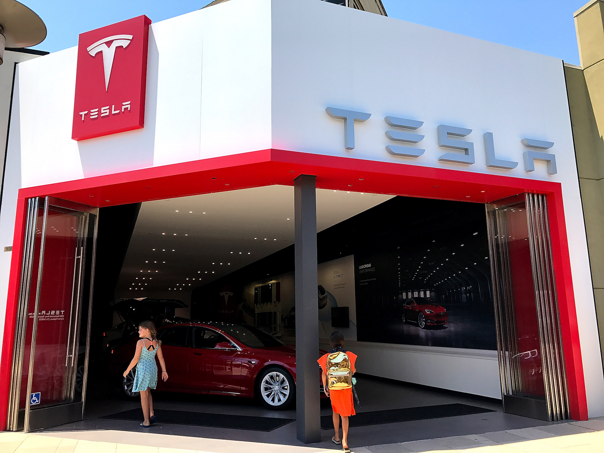 galop Grijpen Sta in plaats daarvan op Tesla is shuttering most of its stores as the company switches to an  online-only sales model