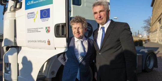 Gedeputeerde Michiel Scheffer bij de presentatie van het Duits-Nederlandse project 'Electric Green Last Mile' met een elektrisch aangedreven vrachtwagen.