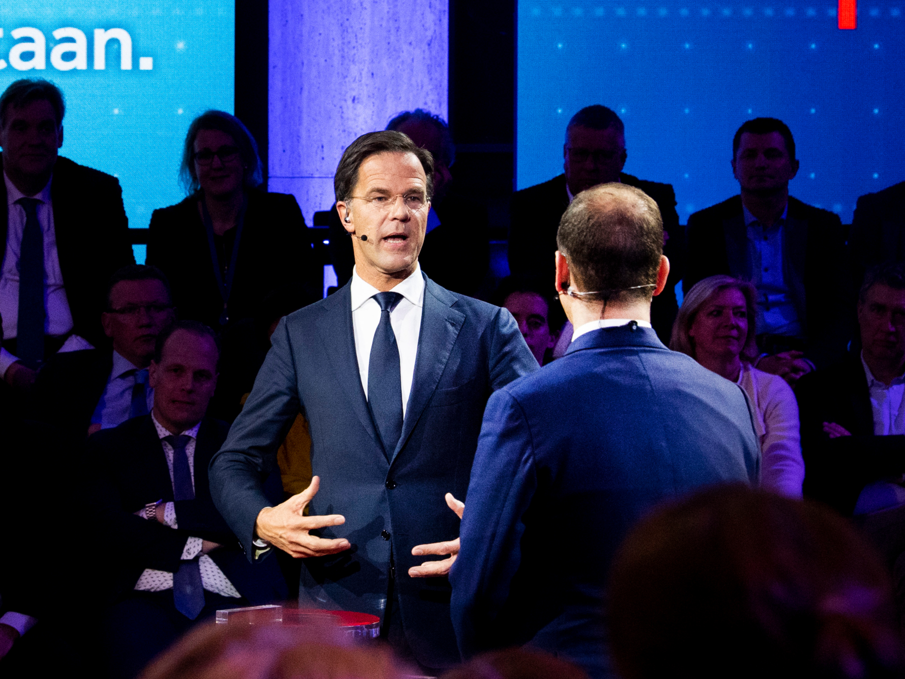 Lijsttrekkers Lodewijk Asscher (PvdA) en Mark Rutte (VVD) tijdens het NOS-slotdebat.