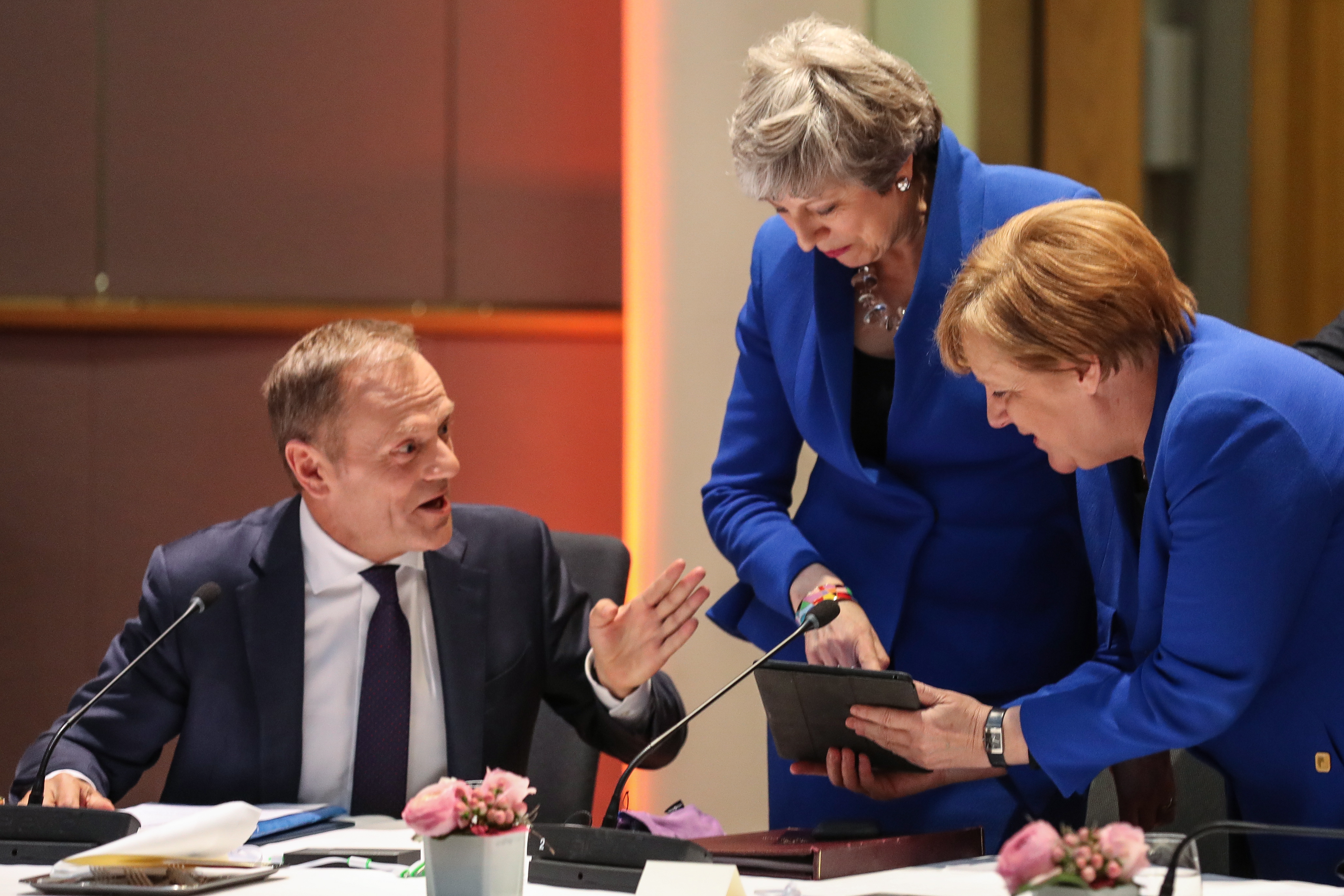 EU-president Donald Tusk, de Britse premier Theresa May en de Duitse bondskanselier Angela Merkel tijdens de speciale Brexit-top.