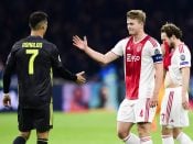Matthijs de Ligt van Ajax geeft Cristiano Ronaldo van Juventus een hand na afloop van de wedstrijd. In de achtergrond Daley Blind van Ajax. Ajax speelt in de kwartfinale van de Champions League tegen Juventus.
