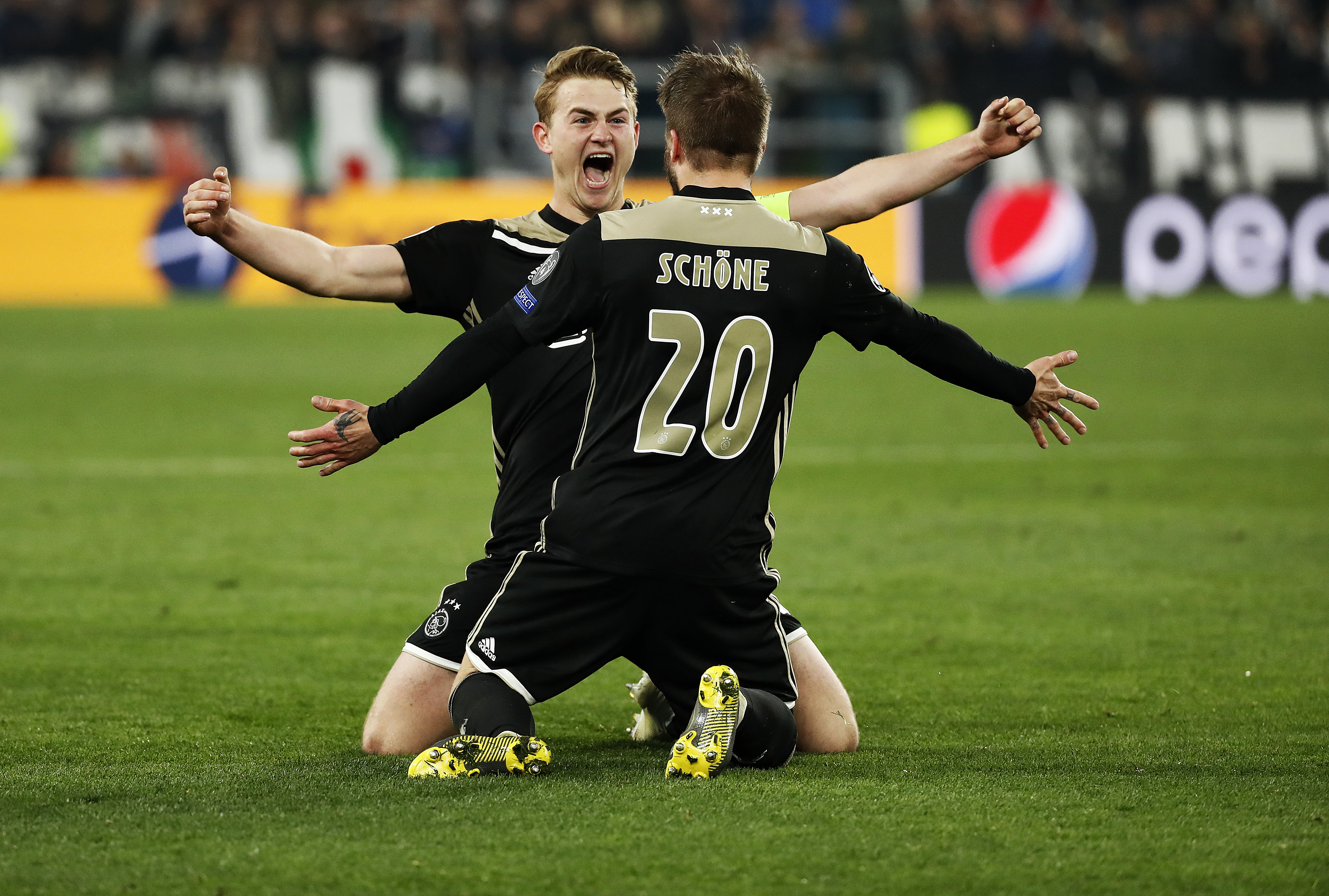 Matthijs de Ligt en Lasse Schöne van Ajax vieren de winst tegen Juventus.