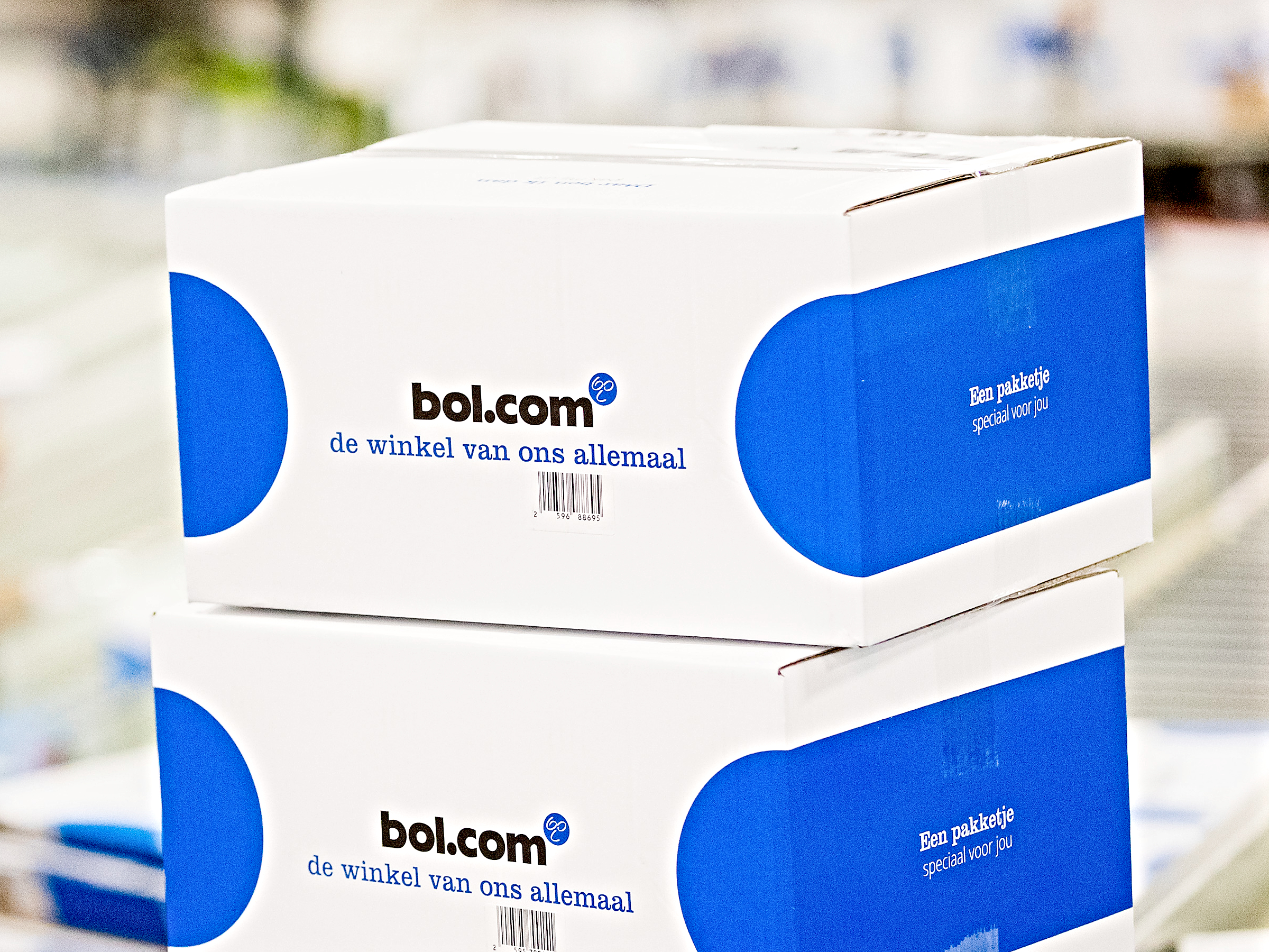 De kenmerkende blauw-witte doos van bol.com