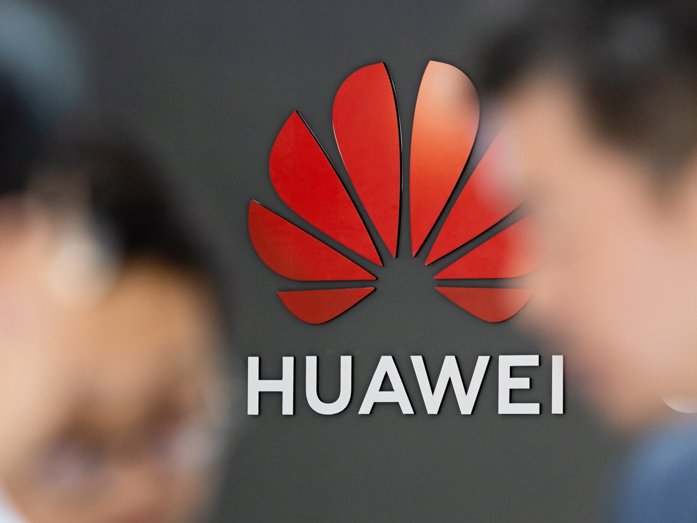 Het logo van het Chinese telecombedrijf Huawei