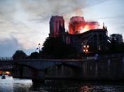 Een grote brand in de beroemde Parijse kathedraal Notre-Dame zorgt voor immense schade aan de kerk.