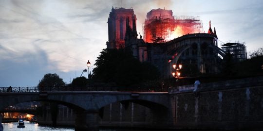 Een grote brand in de beroemde Parijse kathedraal Notre-Dame zorgt voor immense schade aan de kerk.