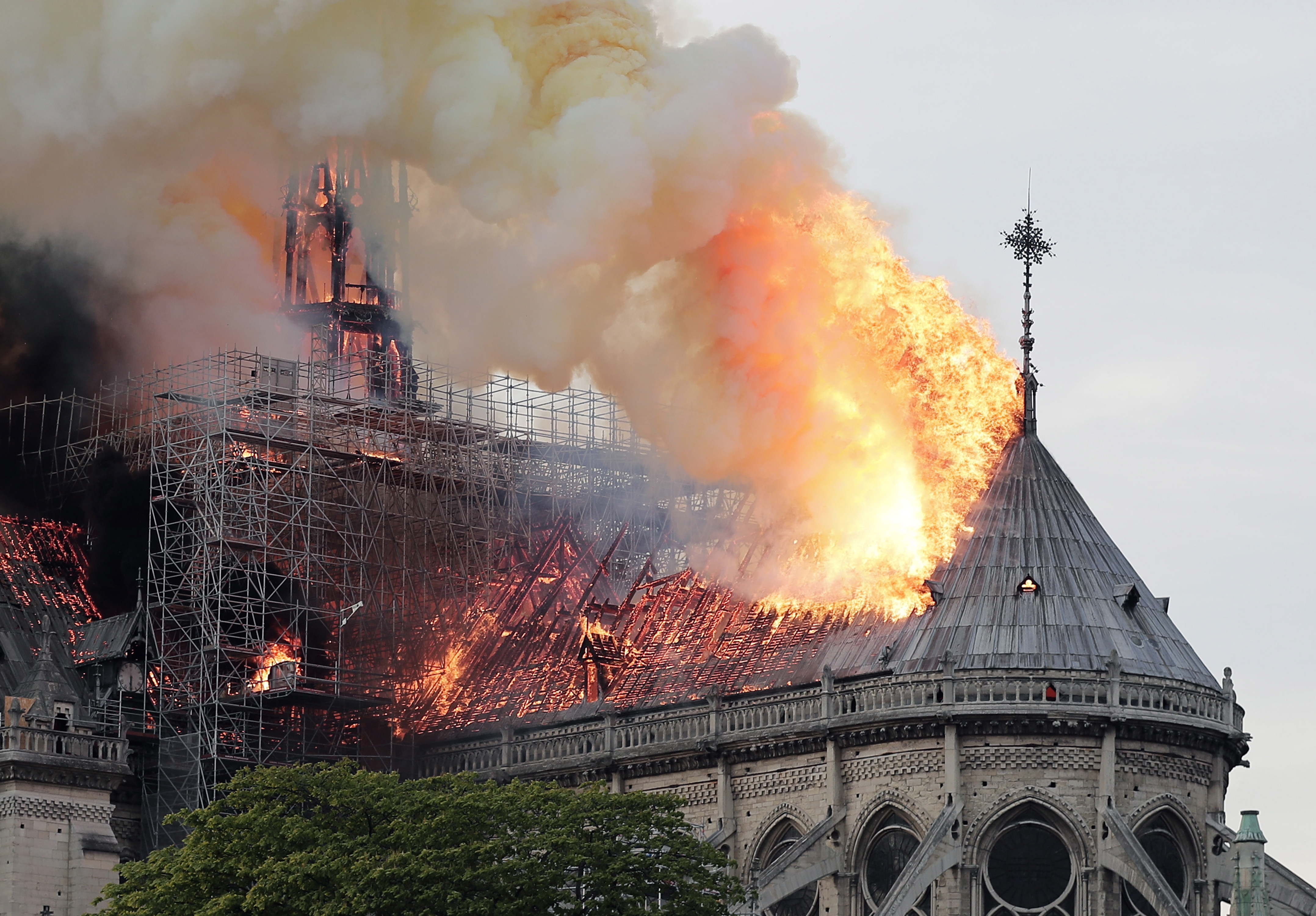 Boek Modderig textuur Bouwvakkers rookten stiekem bij de renovatie van de Notre-Dame