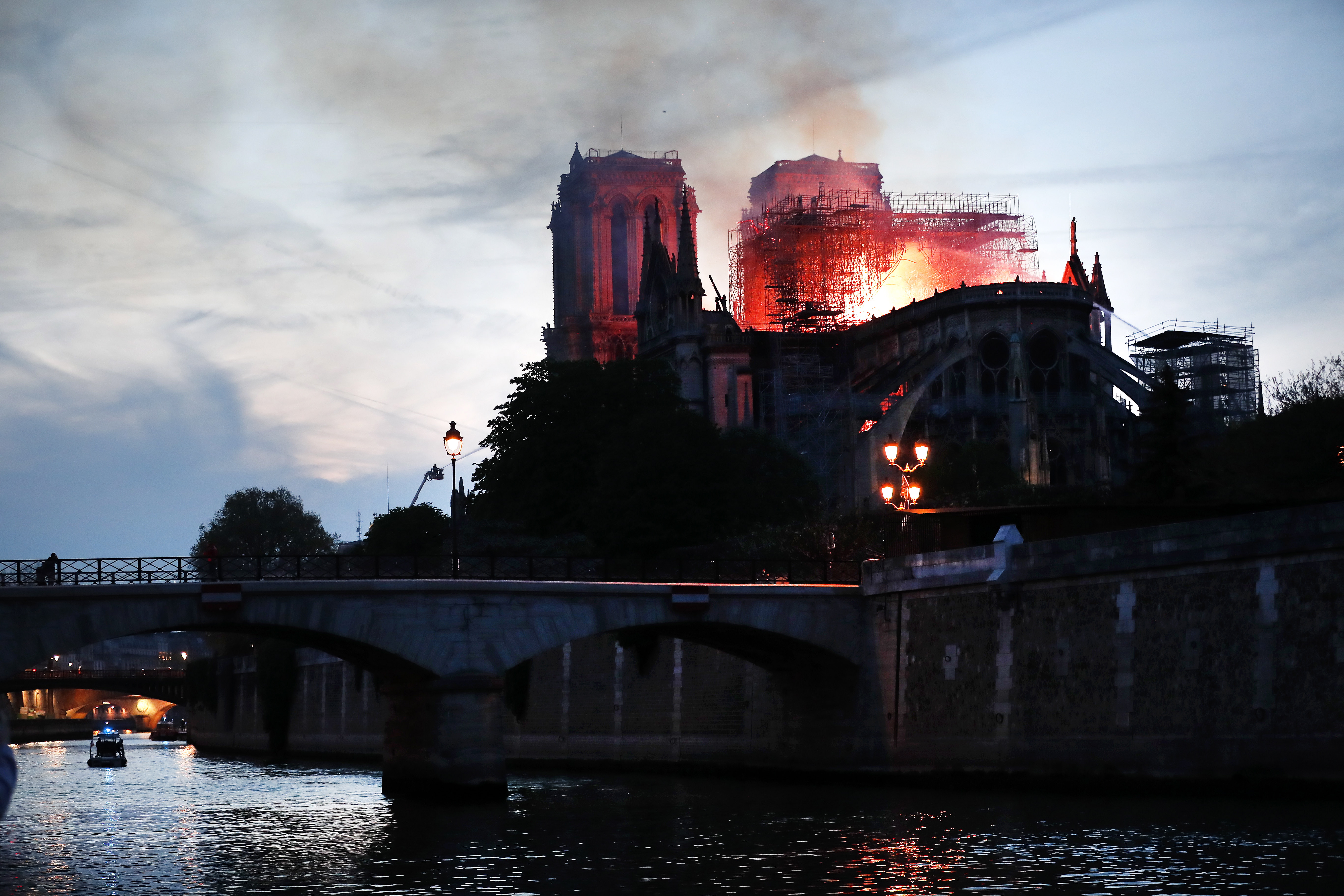 Garderobe Oefenen Waterig Grote brand in de Notre-Dame in Parijs onder controle: gigantische schade,  maar 'algemene structuur van de kerk is behouden'