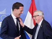 Premier Mark Rutte wordt welkom geheten door Jean-Claude Juncker bij de speciale Brexit-top in Brussel