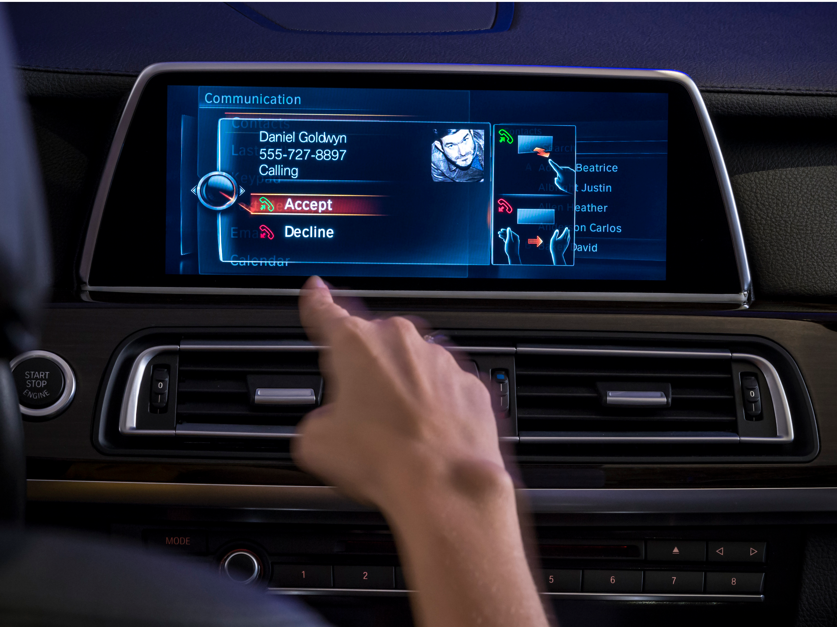 Het idee achter gebarencontrole is erg innovatief: zwaai om een telefoontje aan te nemen of wijs omhoog om het volume te verhogen. In de praktijk is het niet echt nuttig. Foto: BMW