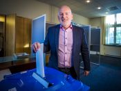 Frans Timmermans, topkandidaat van de Europese sociaaldemocraten, brengt zijn stem uit voor de Europese verkiezingen.