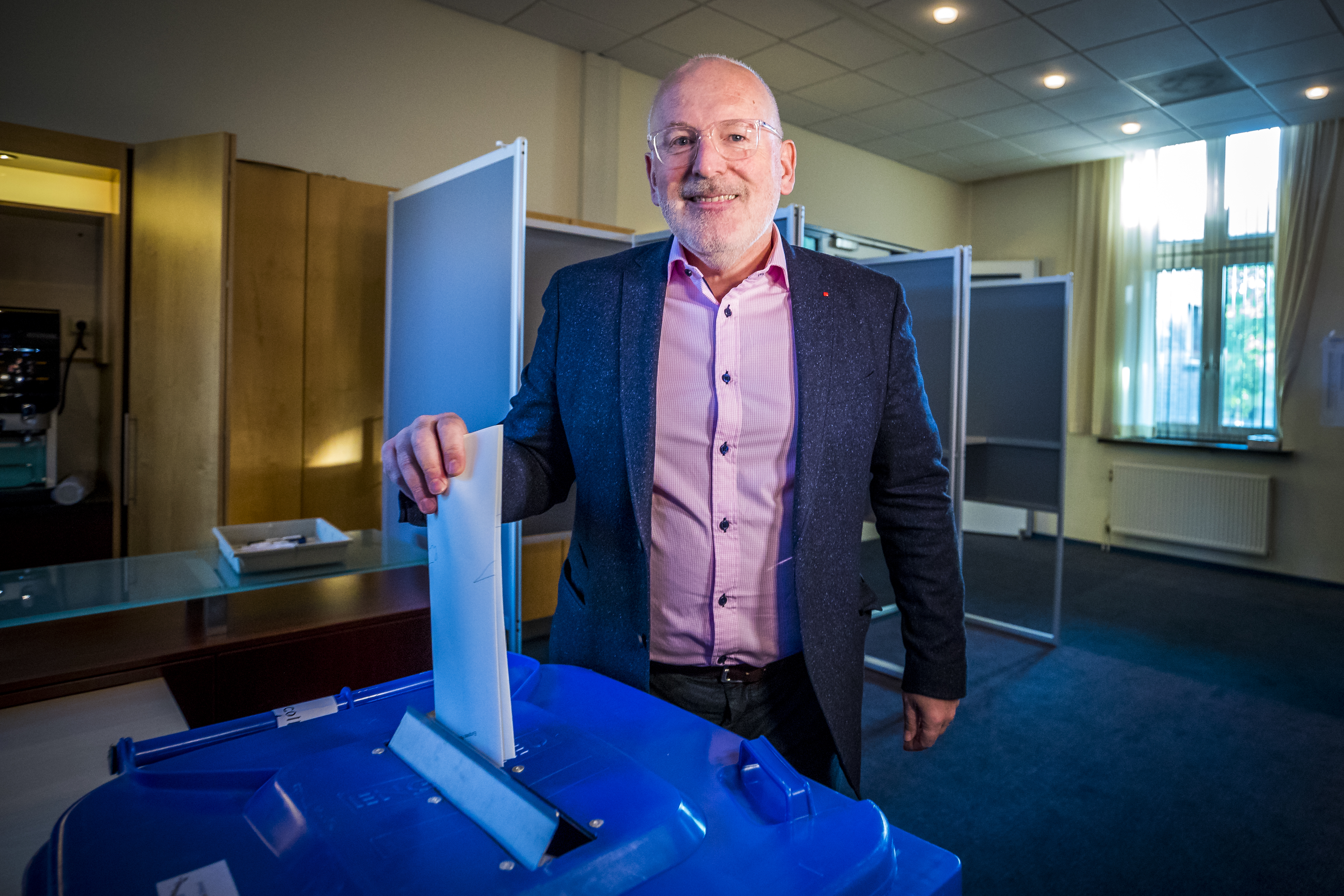 Frans Timmermans, topkandidaat van de Europese sociaaldemocraten, brengt zijn stem uit voor de Europese verkiezingen.