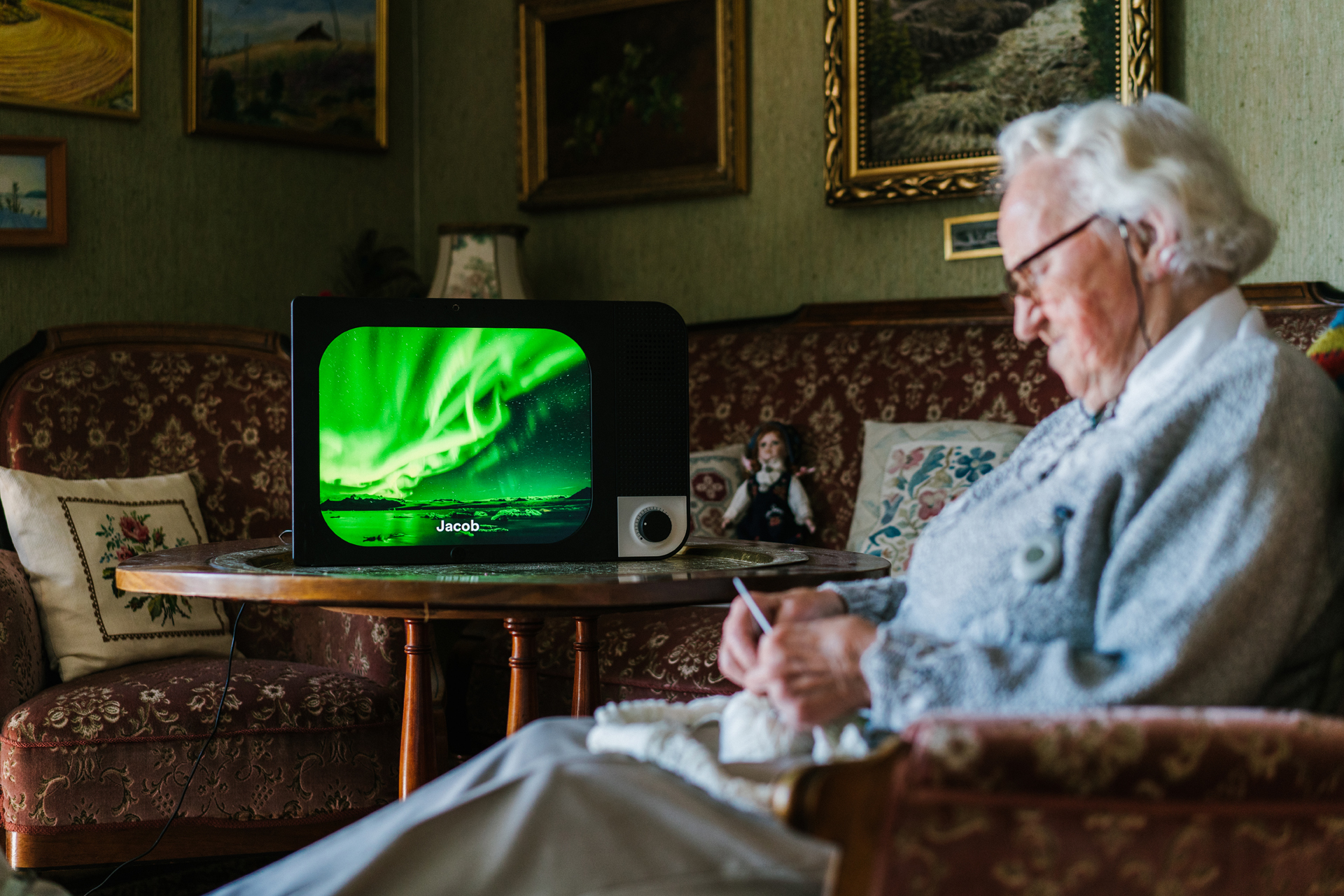 Het simpele scherm KOMP is met één knop te bedienen - ideaal voor ouderen. Foto: No Isolation.