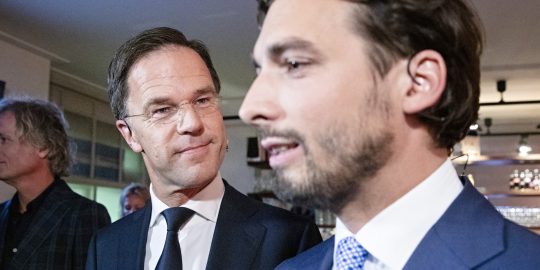 Thierry Baudet (FvD) en VVD-leider Mark Rutte voorafgaand aan het debat.