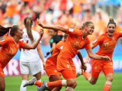 Anouk Dekker viert de eerste goal in de WK-wedstrijd van Oranje tegen Canada.