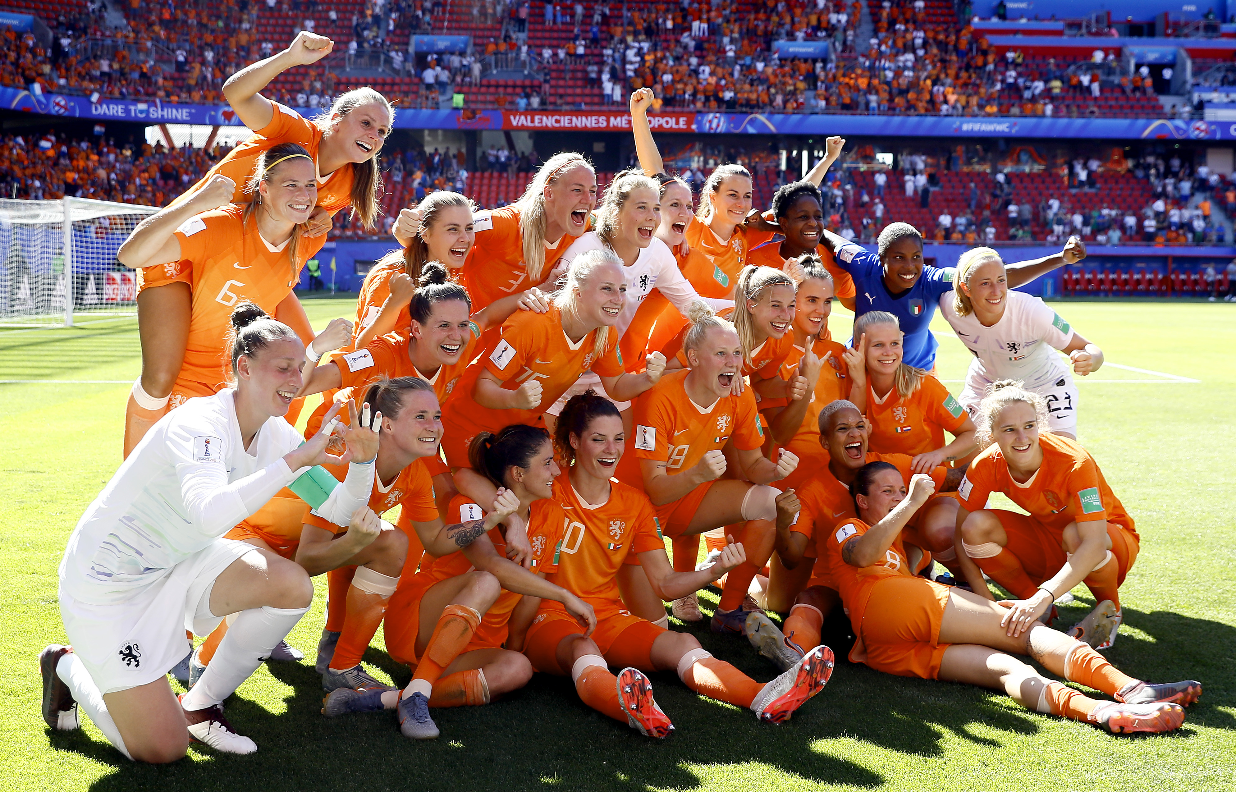 De selectie van Nederland na afloop van de kwartfinale tegen Italië.