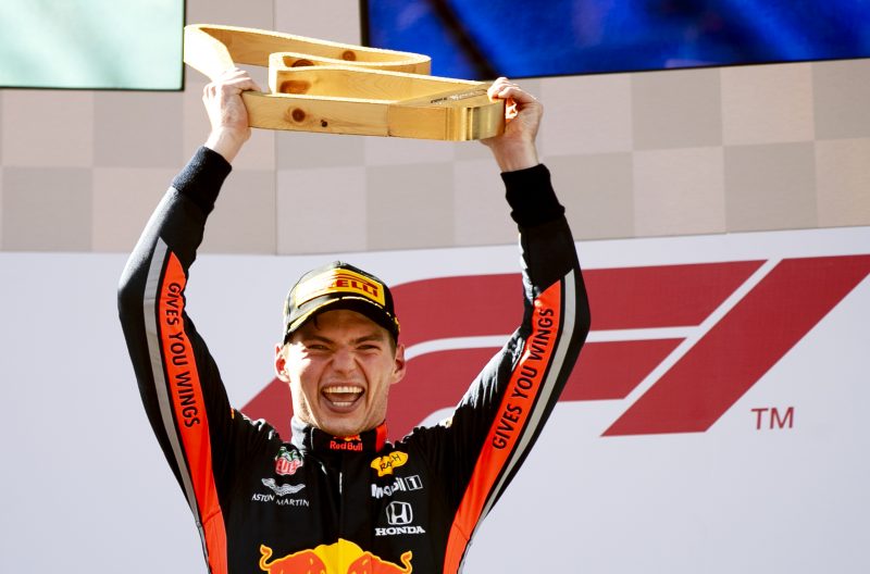 Max Verstappen van Red Bull Racing wint de F1 Grand Prix van Oostenrijk.