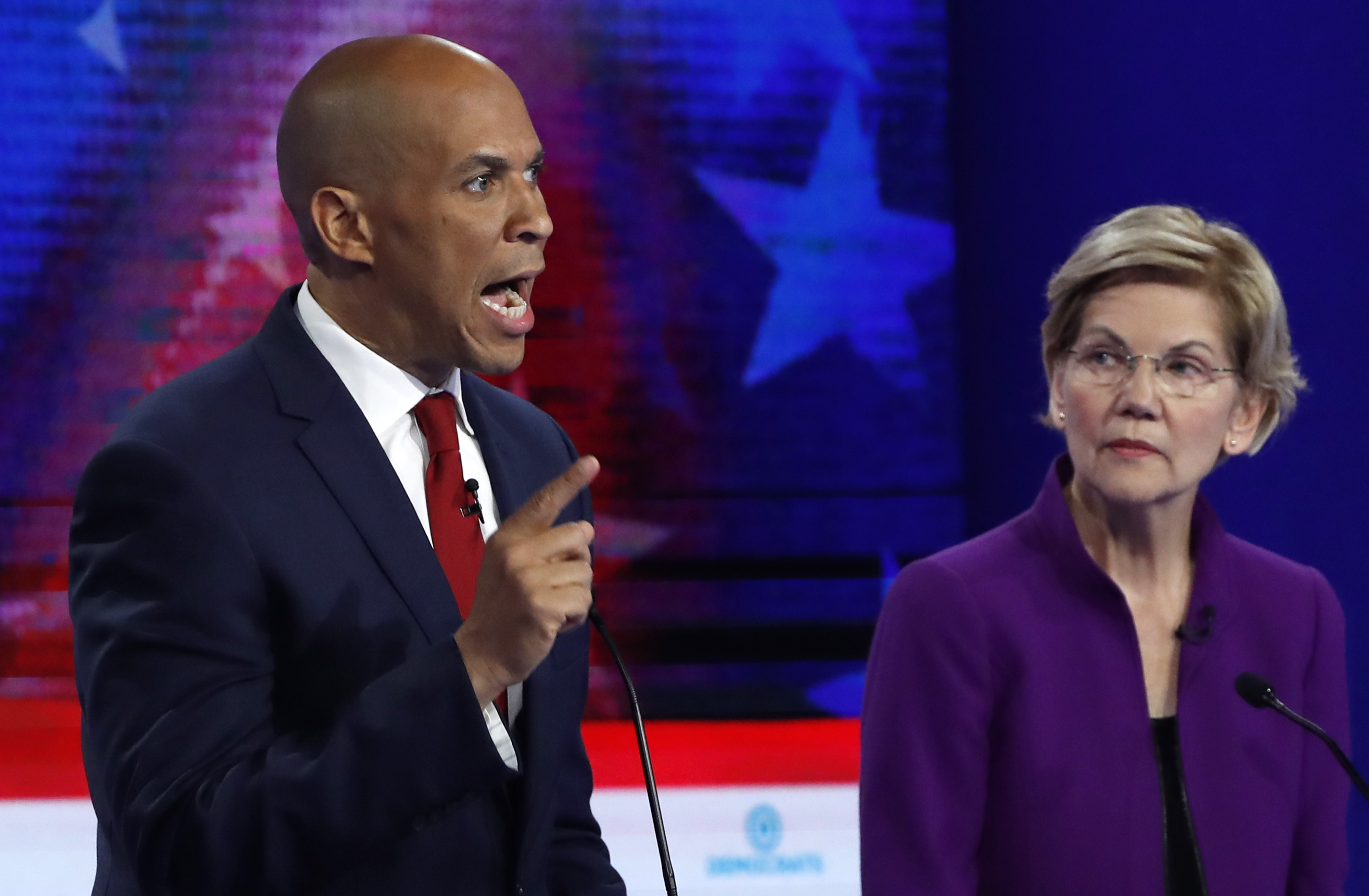 Senatoren Cory Booker en Elizabeth Warren tijdens het eerste Democratische debat.