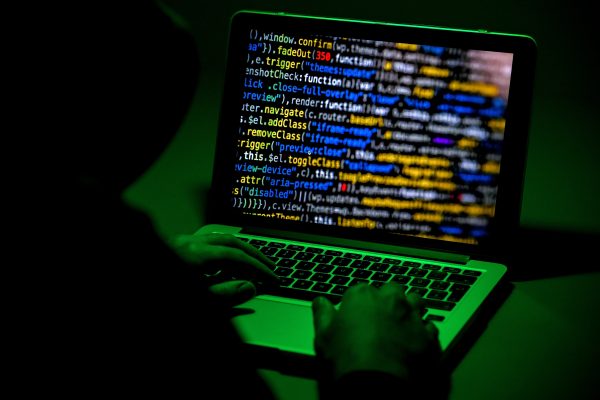 Een hacker aan het werk op een laptop. Foto: EPA Een hacker aan het werk op een laptop. Foto: EPA
