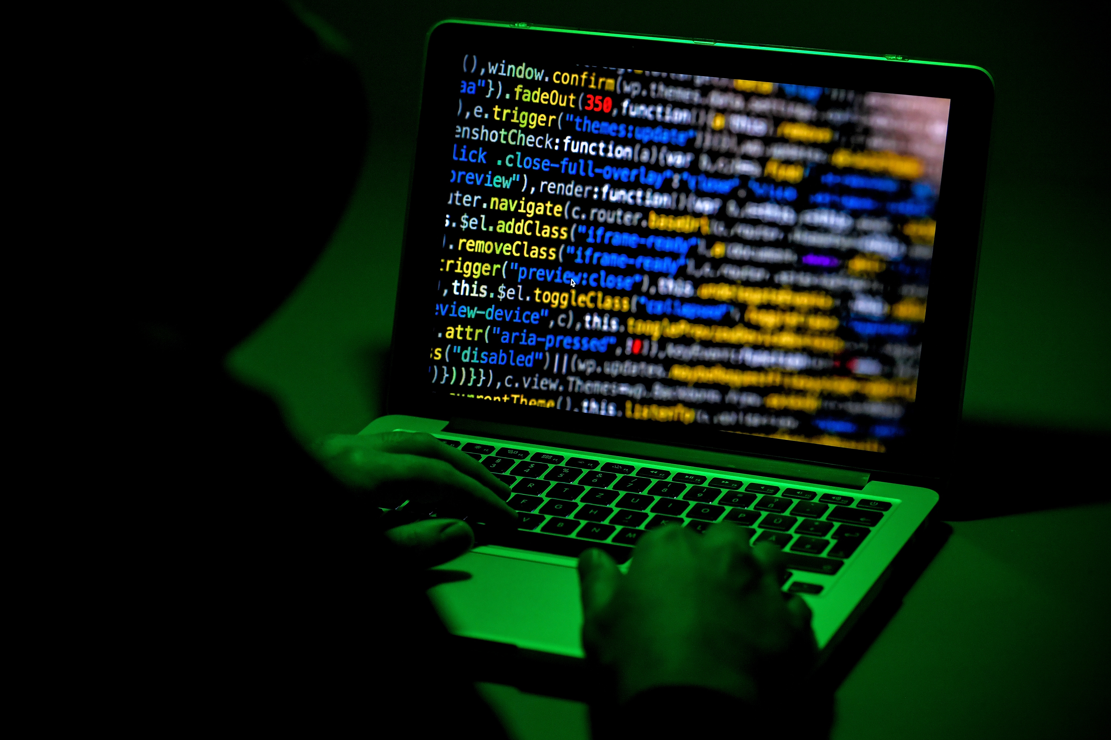 Een hacker aan het werk op een laptop. Foto: EPA
