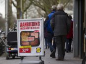 Supermarkten die afgeprijsde producten in de aanbiedingen doen, kiezen in 80 procent van de gevallen voor ongezonde producten. Dat wil zeggen eten en drinken dat niet voldoet aan wat gezond is volgens de Schijf van Vijf.