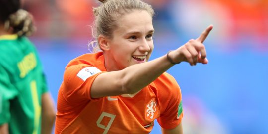 Vivianne Miedema na haar 60ste doelpunt voor Oranje, wie ze Manon Melis passeert als topscorer aller tijden.
