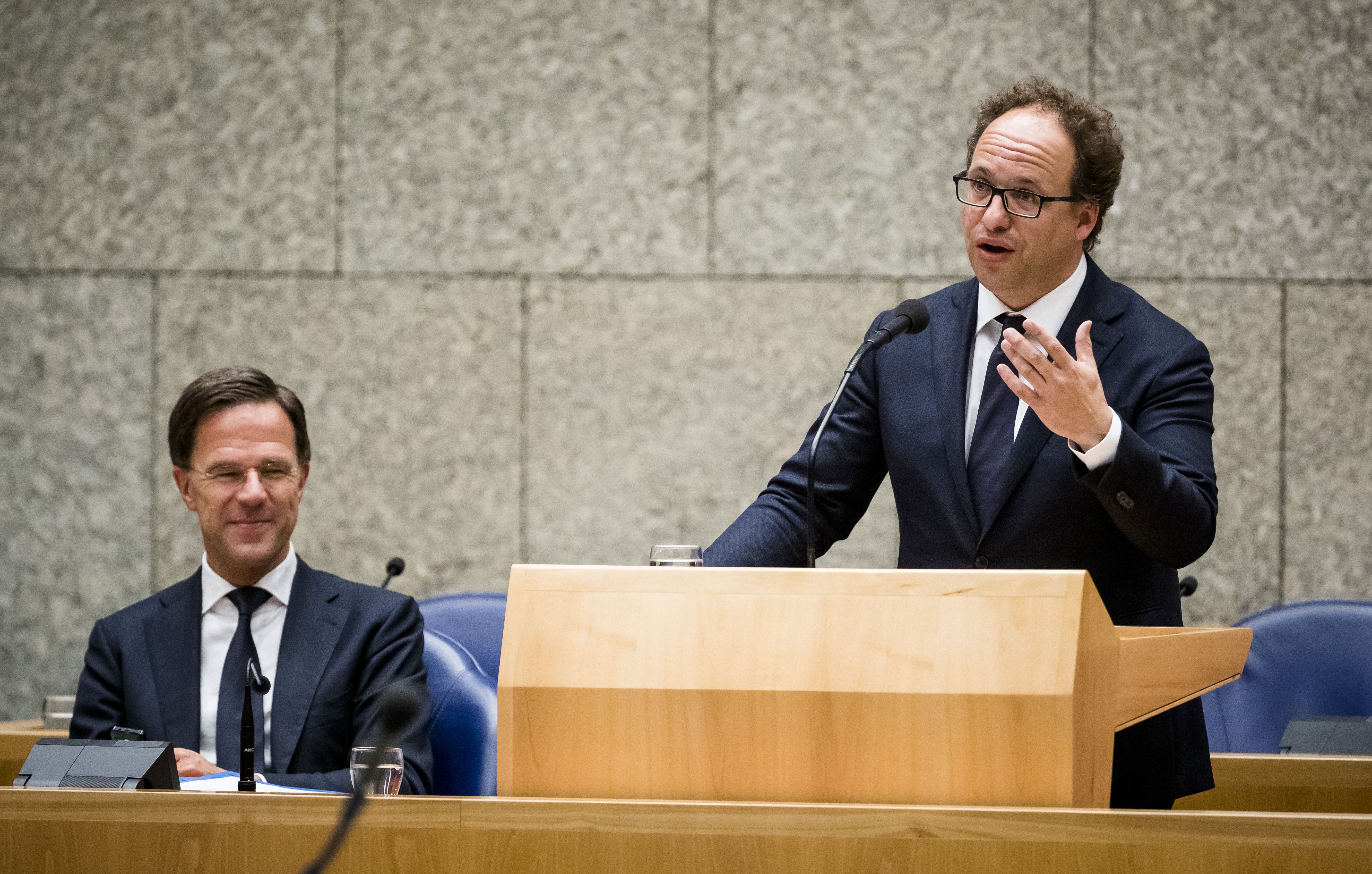 Minister Wouter Koolmees van Sociale Zaken en Werkgelegenheid (D66) en Premier Mark Rutte tijdens het plenaire debat met de Tweede Kamer over het pensioenakkoord.
