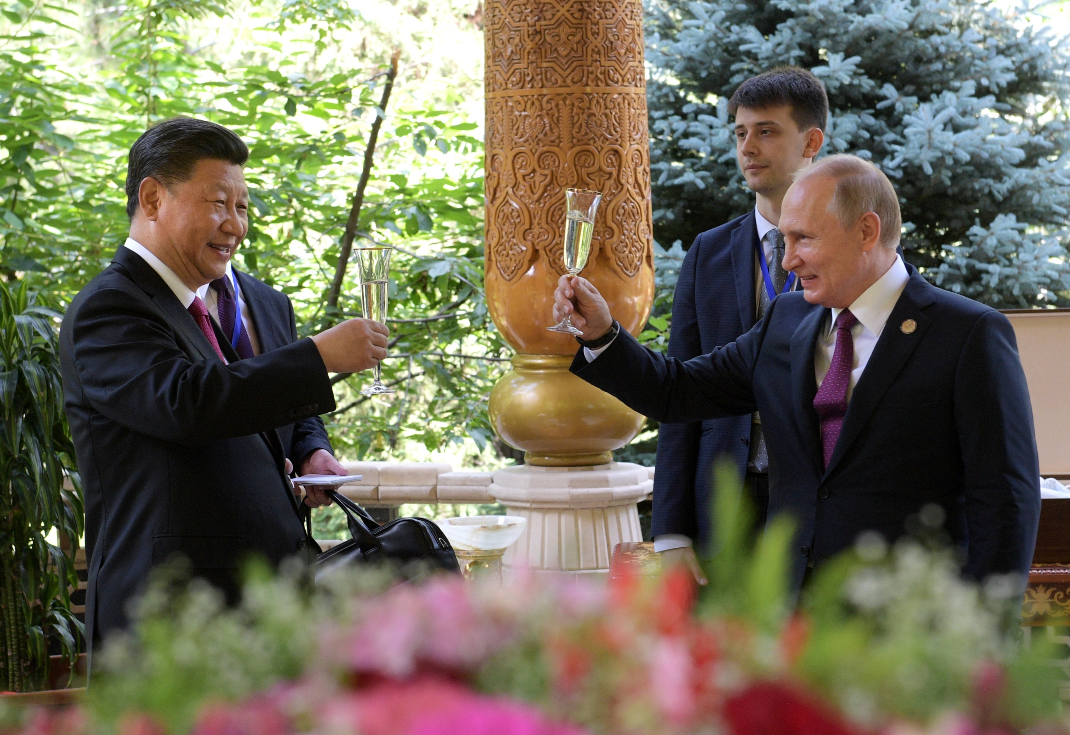 Xi Jinping en Vladimir Poetin heffen het glas.