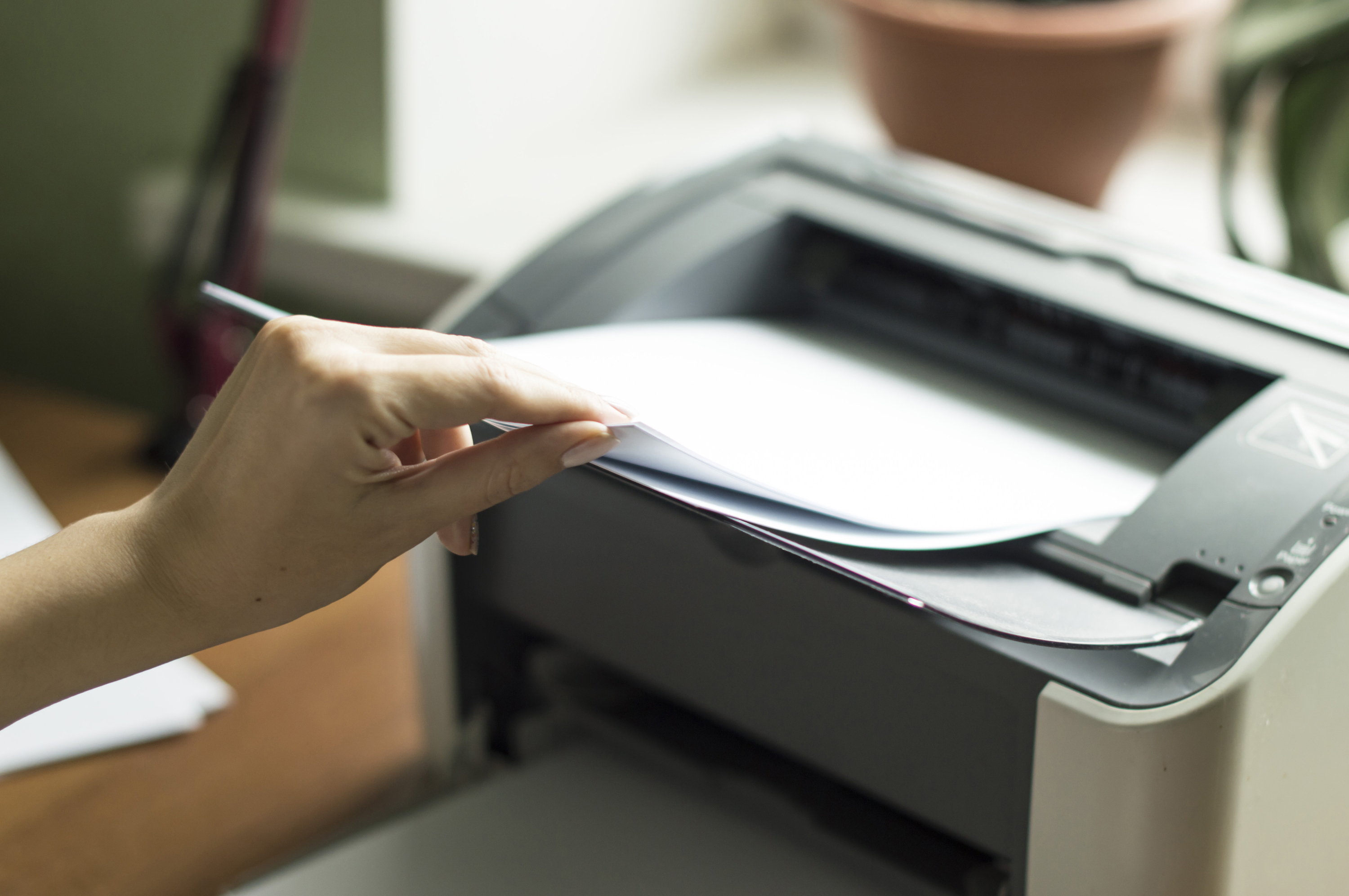 Принтер для распечатки документов. Бумага для принтера. Офисная бумага. Печать документов на принтере. Распечатка документов на принтере.