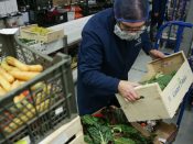 Vier op de tien Britten slaat voor het geval van een no deal-Brexit vast eten, medicijnen en kleding in. Dat blijkt uit onderzoek van het bureau Blis.