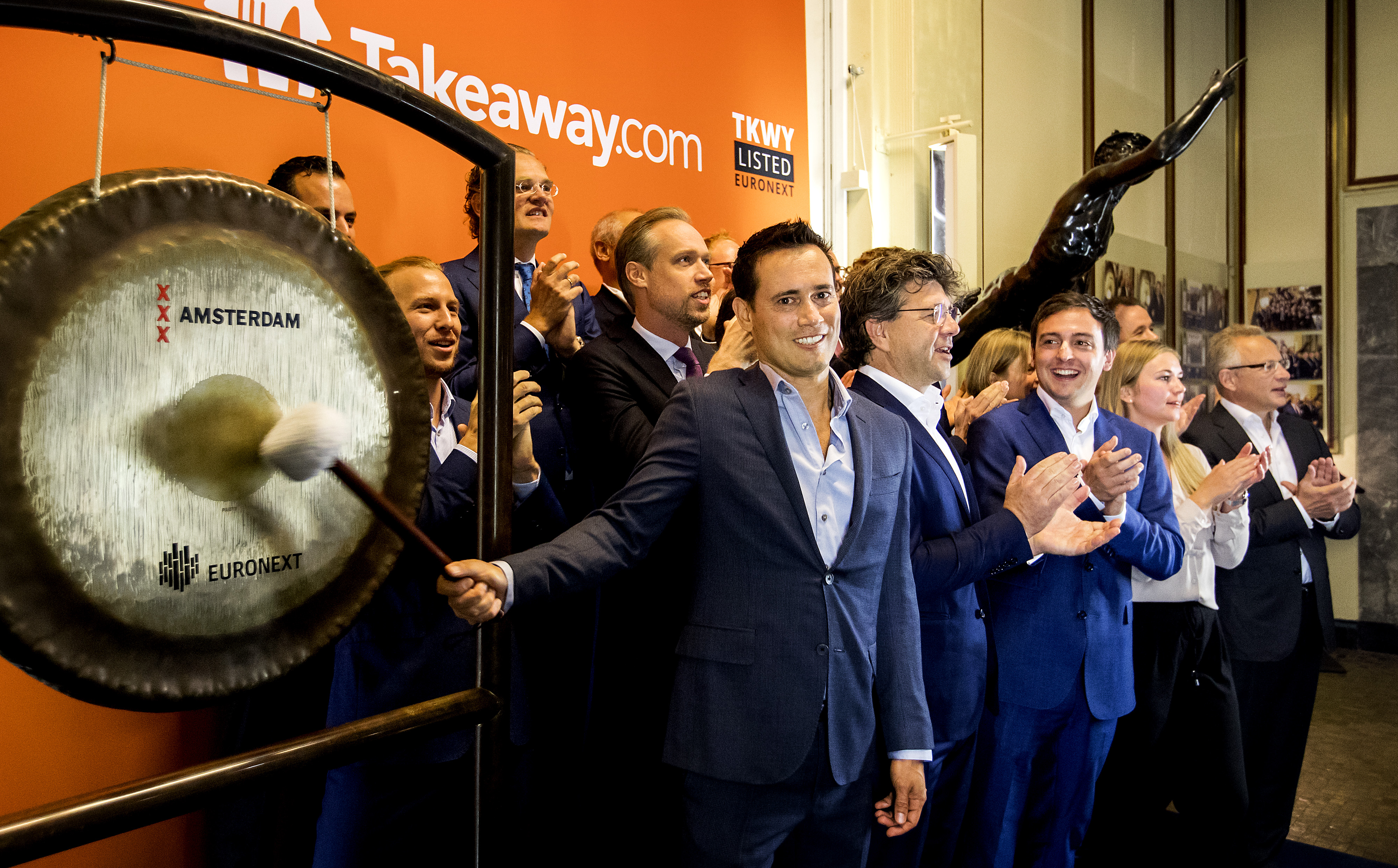 CEO Jitse Groen luidt de gong tijdens de beursgang van Takeaway.com
