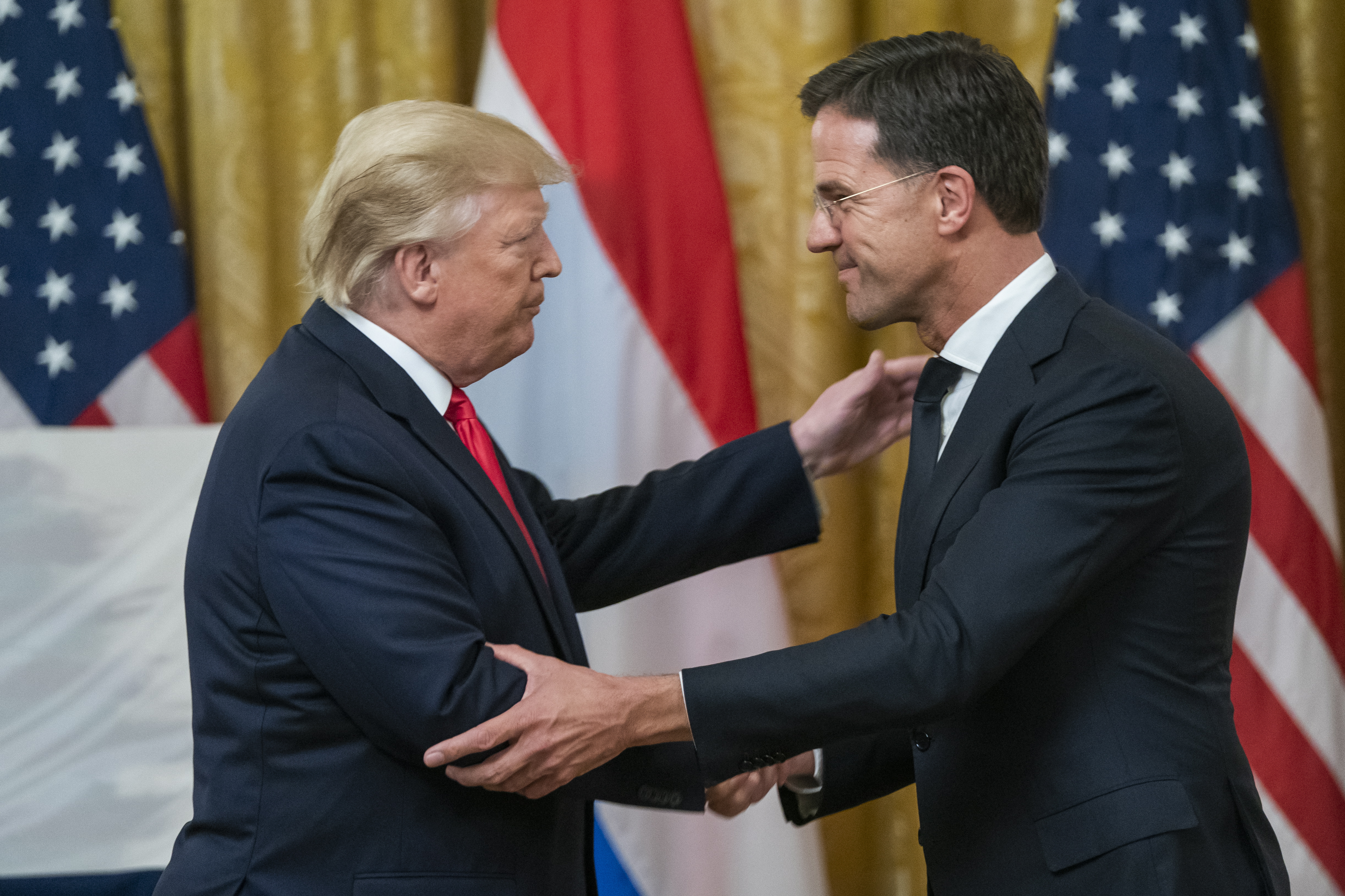 2019-07-18 15:16:29 epa07725603 US President Donald J. Trump (L) shakes hands with Prime Minister of the Netherlands Mark Rutte (R) after accepting a Dutch-owned American flag that flew on a Navy ship on D-Day in the East Room of the White House in Washington, DC, USA, 18 July 2019. Dutch collector Bert Kreu bought the flag and gifted it to the Smithsonian Museum.  EPA/JIM LO SCALZO