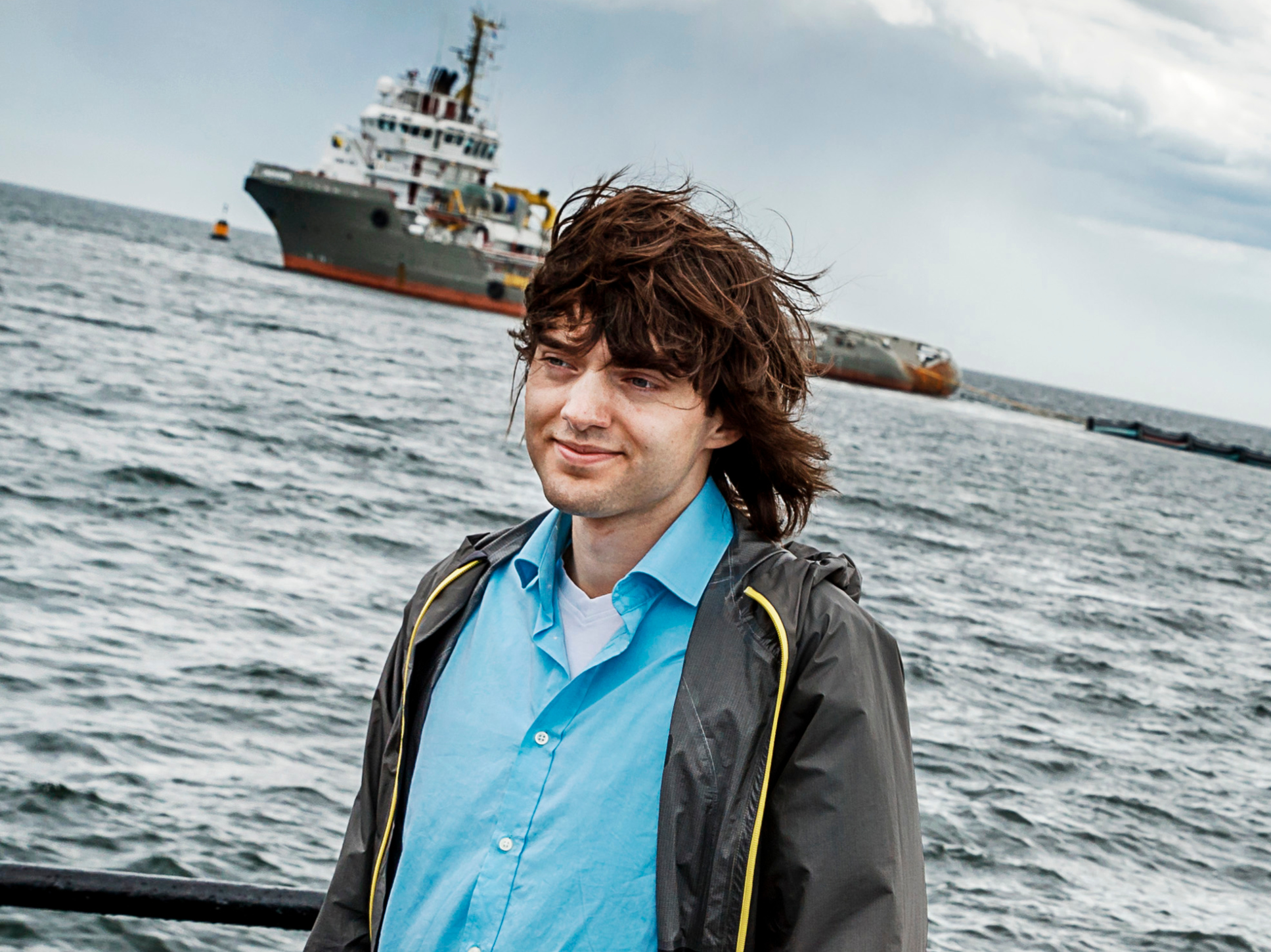 Boyan Slat tijdens de plaatsing van het eerste prototype van The Ocean Cleanup voor de Nederlandse kust in 2016.
