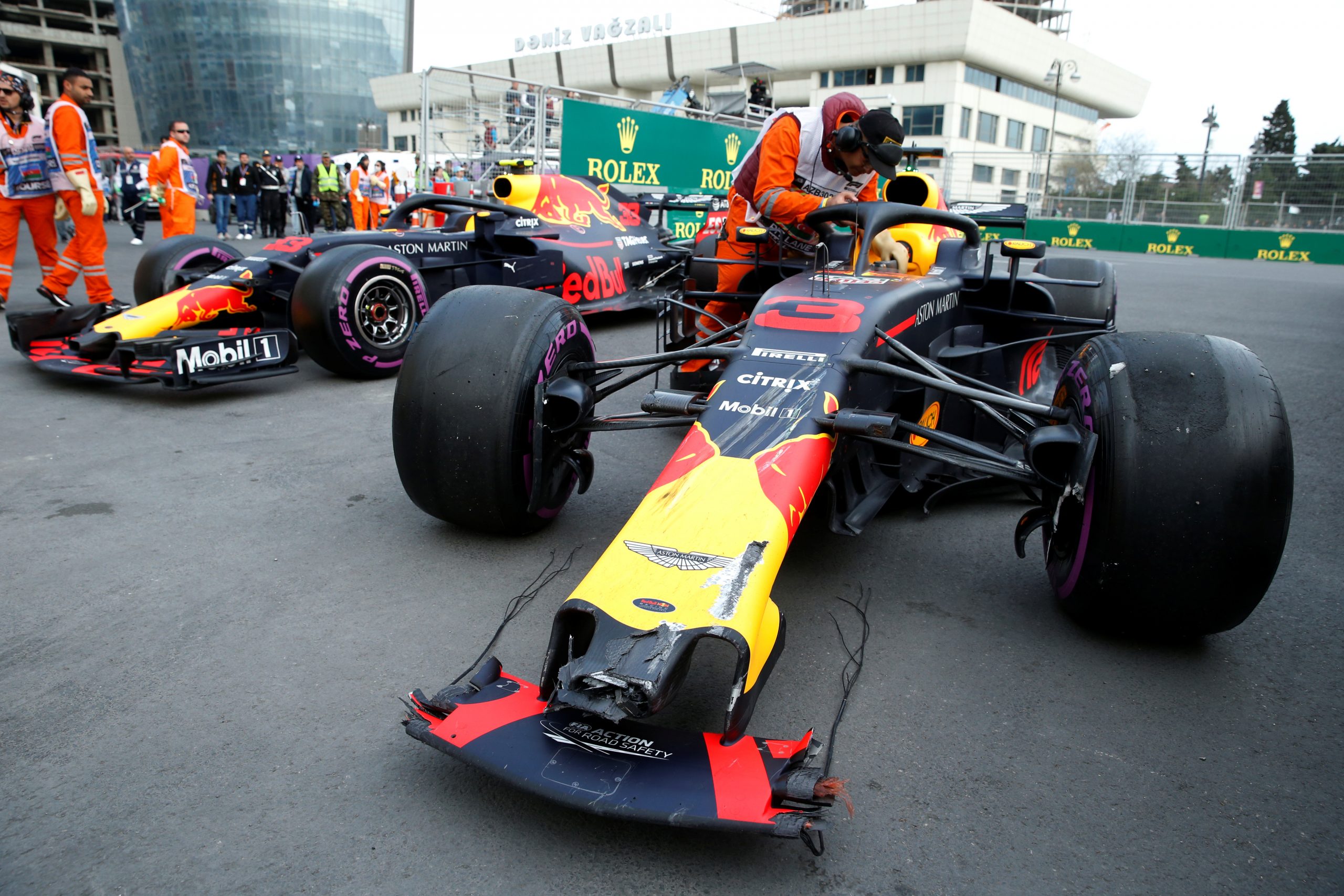 De auto's van Verstappen en Ricciardo na de crash in Azerbeidzjan. Foto: REUTERS/David Mdzinarishvili