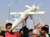 e door Iran gesteunde Houthi-rebellen in Jemen hebben de verantwoordelijkheid opgeëist voor aanvallen op Saudische olie-installaties. Die zouden zijn uitgevoerd met drones.