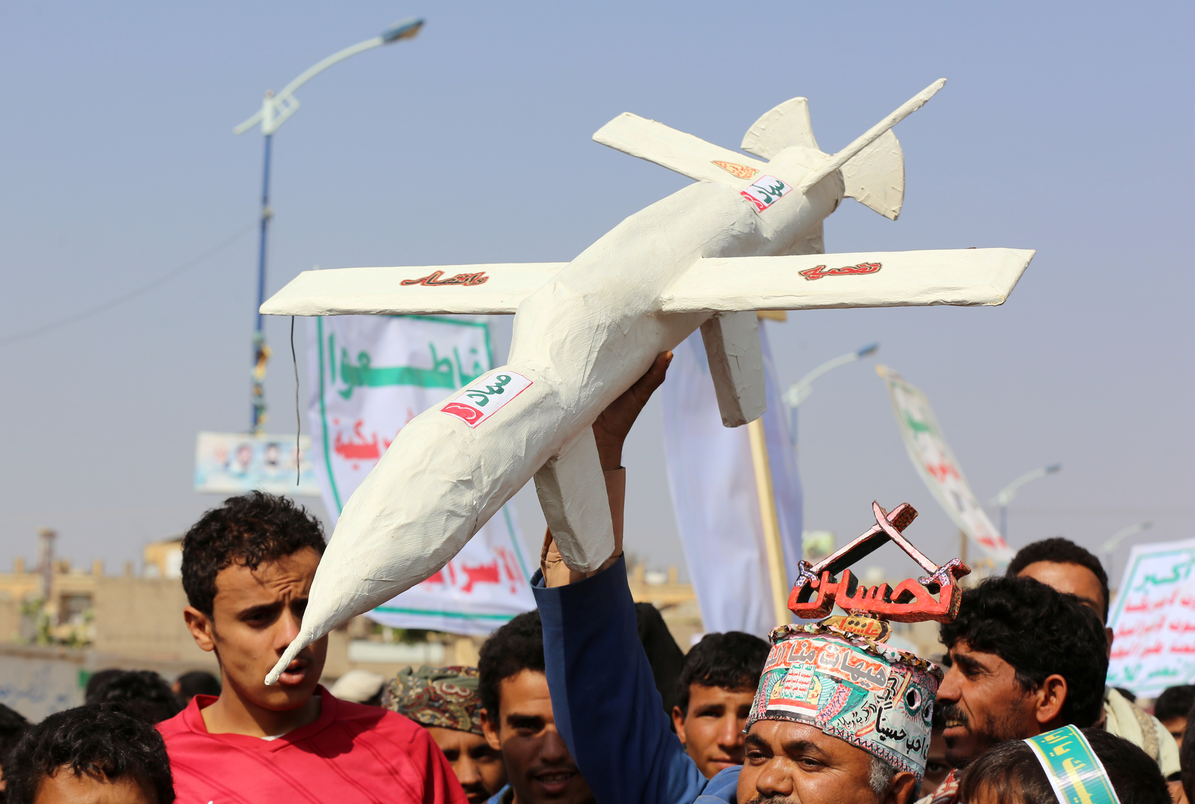 e door Iran gesteunde Houthi-rebellen in Jemen hebben de verantwoordelijkheid opgeëist voor aanvallen op Saudische olie-installaties. Die zouden zijn uitgevoerd met drones.