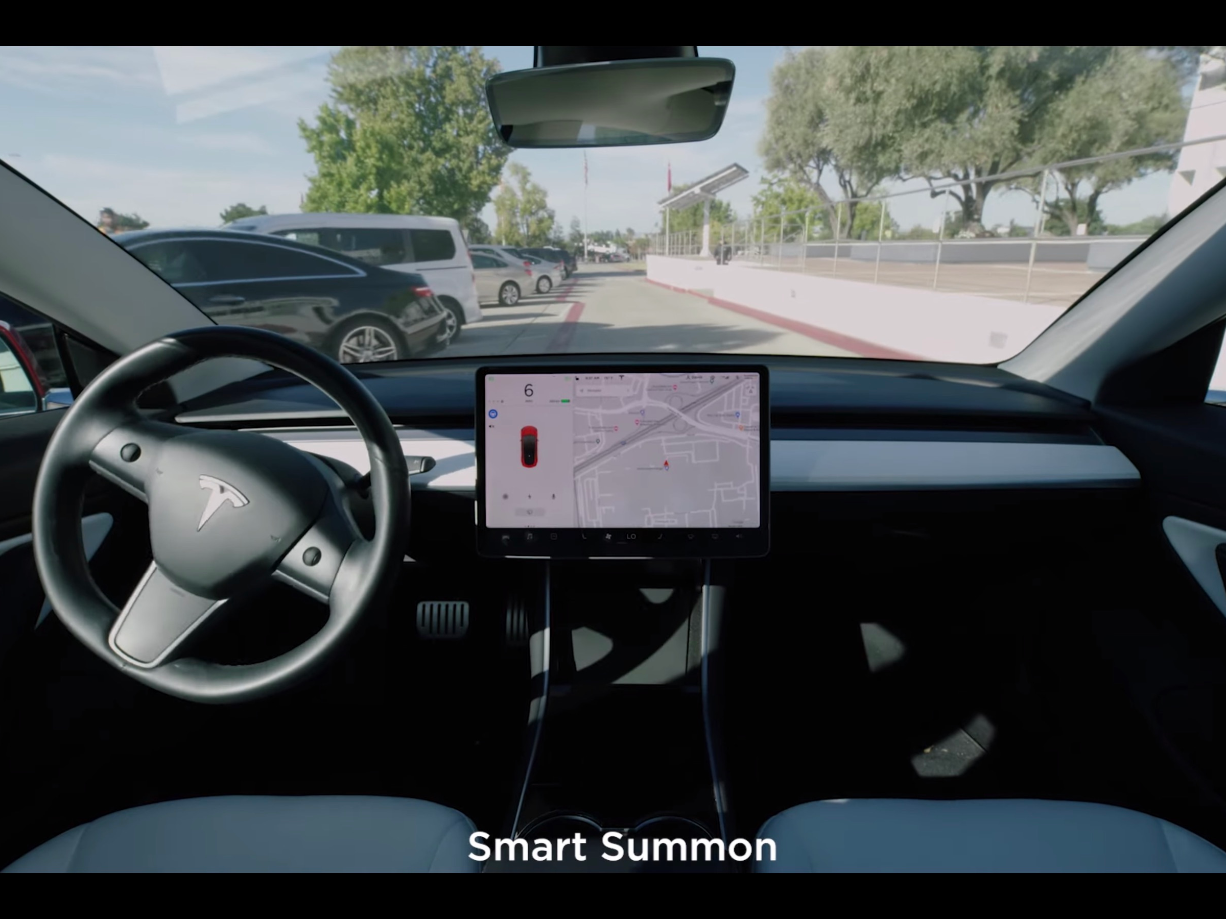 Met 'smart summon' kunnen Tesla's zelfstandig rijden over parkeerplaatsen.