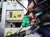 Benzine wordt duurder door de stijging van de olieprijs.