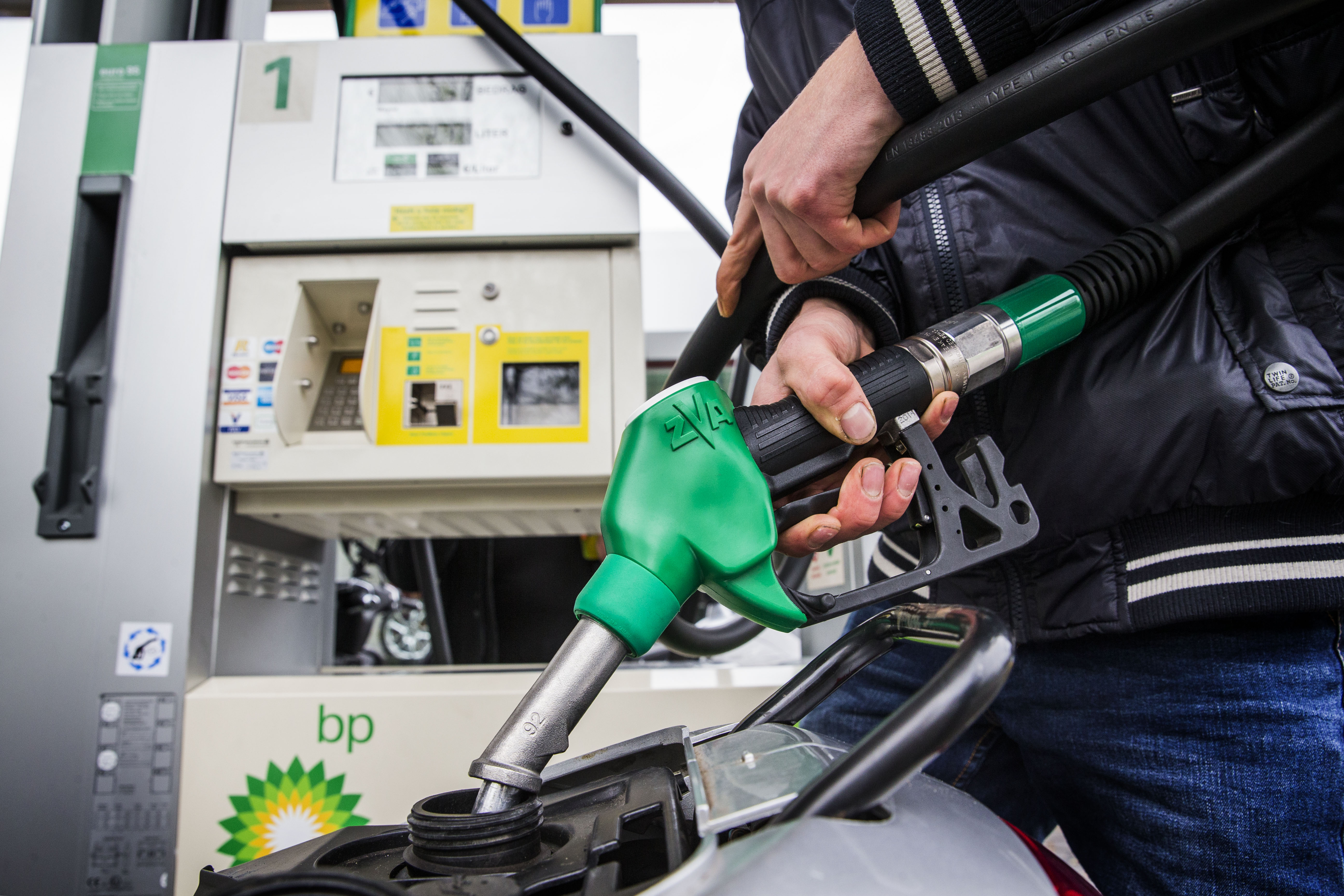 Benzine wordt duurder door de stijging van de olieprijs.