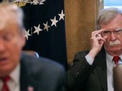 President Donald Trump heeft dinsdag abrupt zijn Nationale Veiligheidsadviseur John Bolton ontslagen.