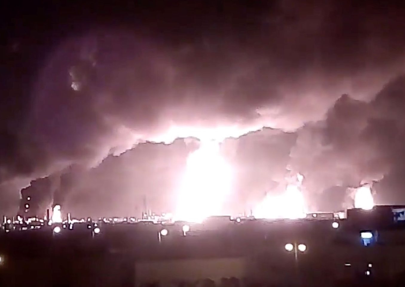 Branden bij Saudische olie-installaties na drone-aanval.