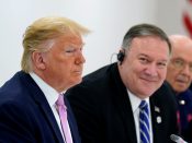 Minister Mike Pompeo van Buitenlandse Zaken naast Donald Trump.