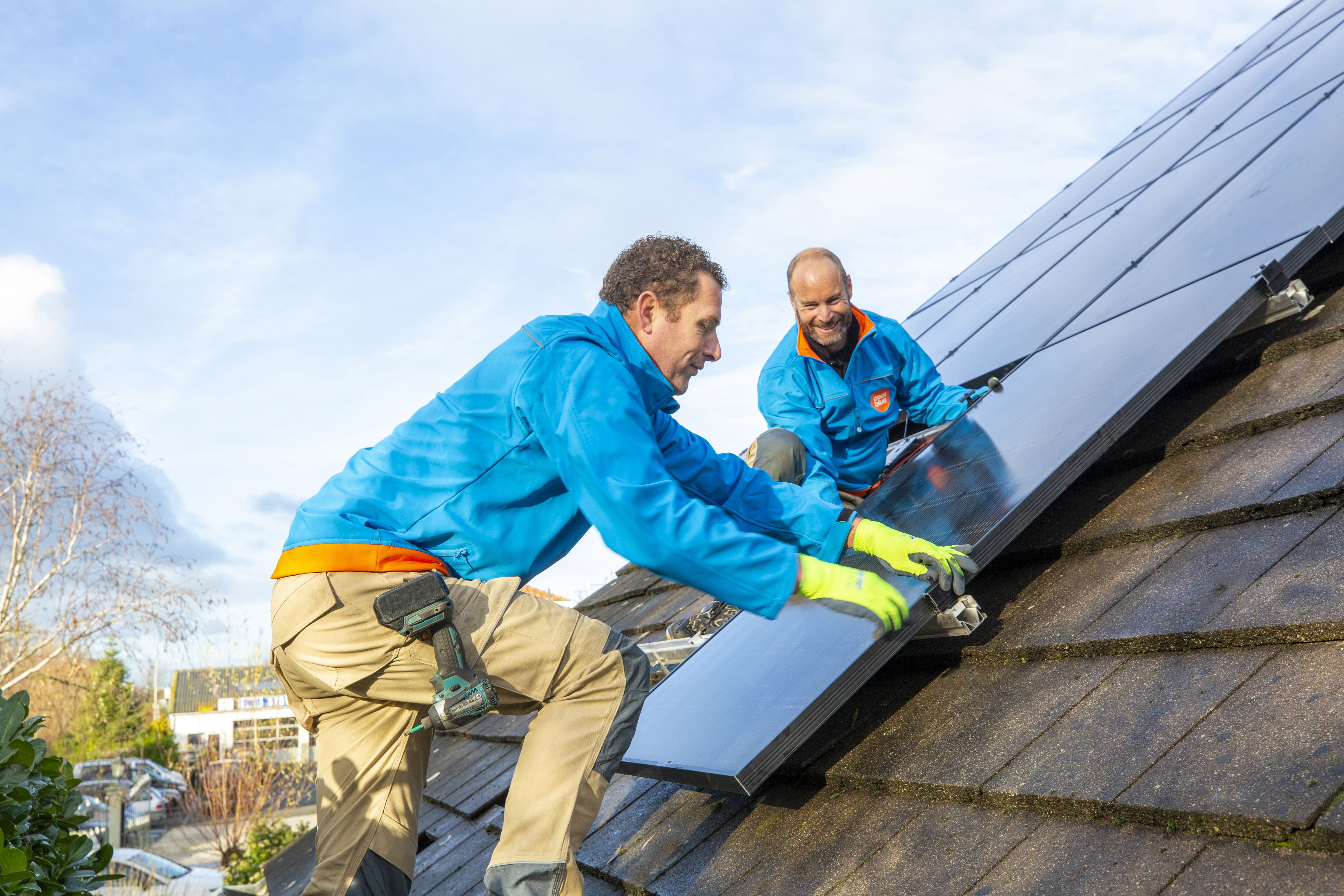 Webwinkel Coolblue stapt in de markt voor de verkoop en installatie van zonnepanelen. Daarbij zijn ook de terugverdientijd en subsidieregelingen van belang, zoals de salderingsregeling